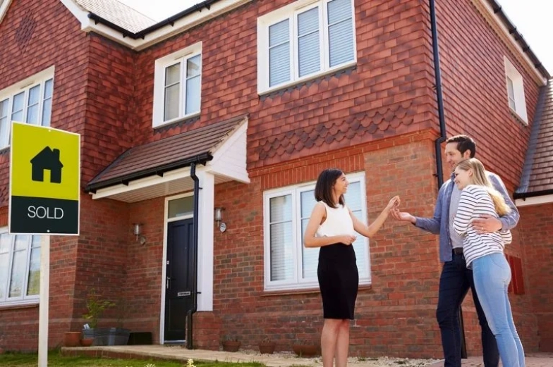 young-couple-collecting-keys-to-new-home-from-PJC4FXU-768x510-1